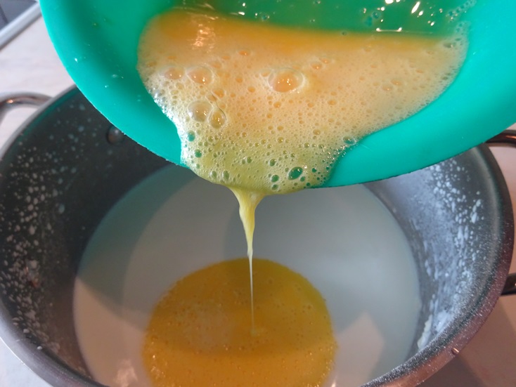 Enter the yolk into milk with flour1